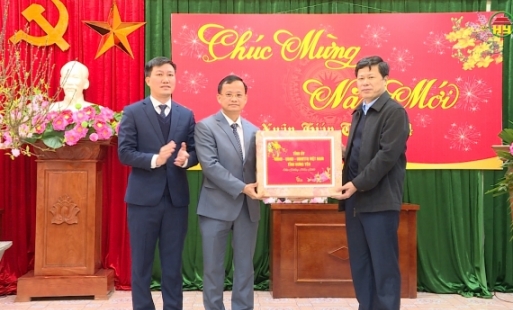 Đồng chí Phó Bí thư Tỉnh uỷ Thường trực Tỉnh uỷ Hưng Yên kiểm tra một số đơn vị trực Tết