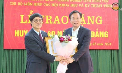Trao Huy hiệu 40 năm tuổi Đảng tặng đồng chí Nguyễn Khắc Hào