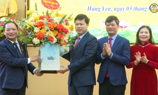 Trao tặng Huy hiệu 30 năm tuổi Đảng cho đồng chí Chủ tịch UBND tỉnh Trần Quốc Văn