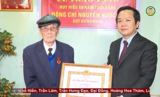 Chủ tịch UBND tỉnh trao Huy hiệu Đảng và tặng quà Tết