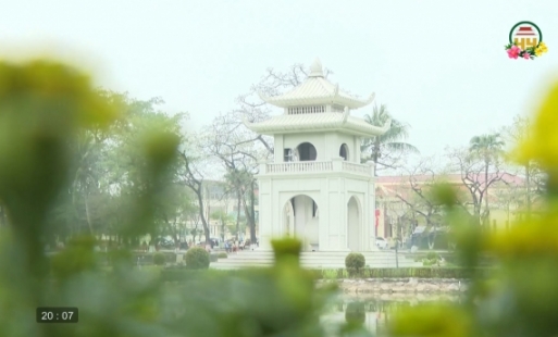 Hồ Bán Nguyệt – Điểm hẹn ngày xuân