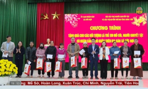 Thăm và tặng quà Tết