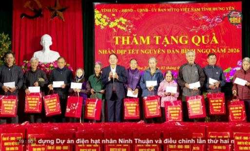 Trao Huy hiệu Đảng đợt 3/2