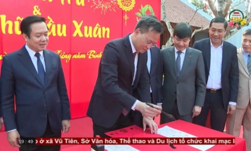 Triển lãm thư pháp, hát ca trù và cho chữ đầu xuân