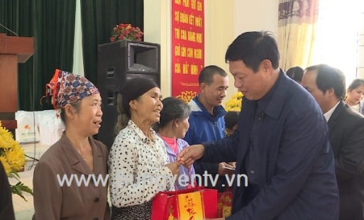 Trao quà Tết cho hội viên nông dân có hoàn cảnh khó khăn ở Hưng Yên