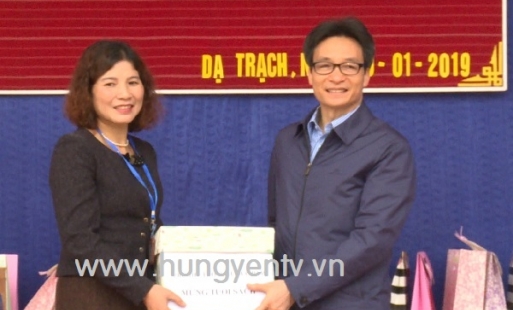 Phó Thủ tướng Vũ Đức Đam về thăm và tặng sách cho trường tiểu học ở Hưng Yên