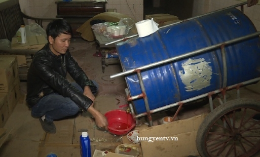 Bắt giữ vụ làm giả hàng ngàn hộp dầu nhớt xe máy tại Mỹ Hào