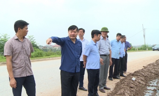 Chủ tịch UBND tỉnh kiểm tra sự cố nứt đê tả sông Hồng ở Khoái Châu