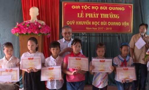 Dòng họ Bùi Quang ở Khoái Châu phát thưởng cho con em trước thềm năm học mới