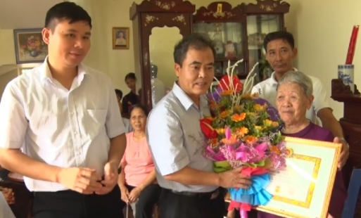 Trao tặng huy hiệu 70 năm tuổi Đảng cho đảng viên ở Ân Thi, Kim Động và thành phố Hưng Yên 