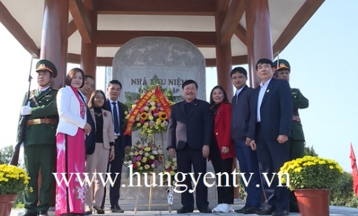 Lãnh đạo tỉnh Hưng Yên dâng hoa tại những cây đa lịch sử