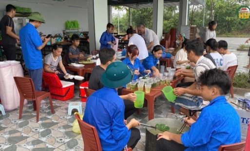 Những tấm gương lan toả tinh thần “Tương thân tương ái” trong bão lũ