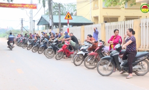 Nét đẹp văn hóa xếp hàng đón con trước cổng trường tại thành phố Hưng Yên