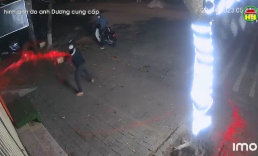 Cần ngăn chặn hành vi đổ chất thải vào nhà dân
