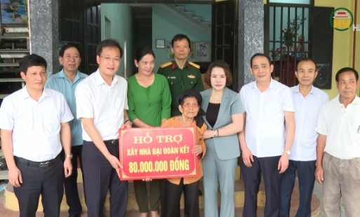 Đồng chí Bí thư Tỉnh uỷ Hưng Yên thăm, tặng quà gia đình chính sách, chiến sĩ Điện Biên Phủ
