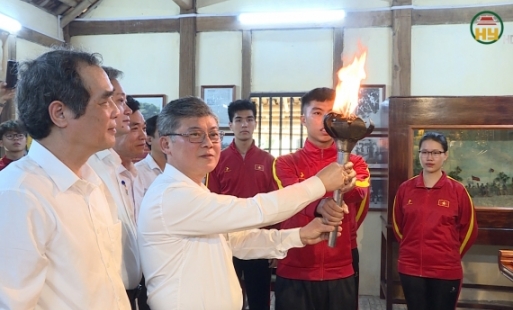 Lễ dâng hương, xin lửa và rước đuốc Hội khỏe Phù Đổng tỉnh Hưng Yên lần thứ XI năm 2024