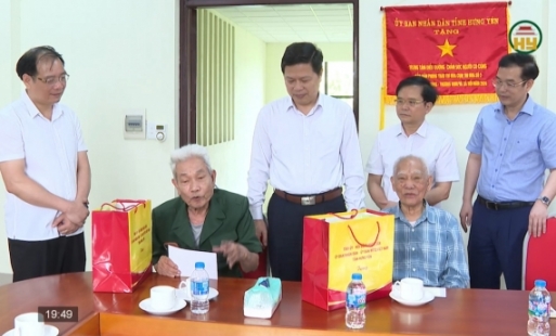 Thăm, tặng quà người có công, hộ nghèo