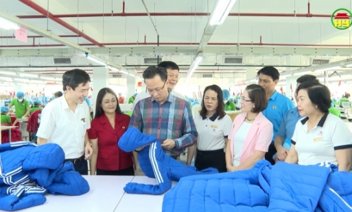 Bí thư Tỉnh uỷ tặng quà cho công nhân tiêu biểu và có hoàn cảnh khó khăn