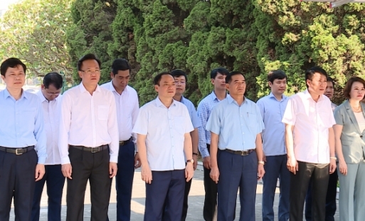 Dâng hương, dâng hoa kỷ niệm 133 năm ngày sinh Chủ tịch Hồ Chí Minh