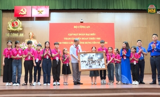 Đại tướng Tô Lâm gặp mặt, động viên thiếu nhi tiêu biểu tỉnh Hưng Yên