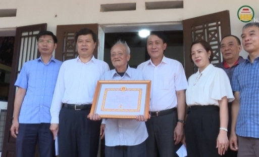 Đồng chí Phó Bí thư Tỉnh uỷ trao huy hiệu 75 năm tuổi Đảng tặng các đảng viên lão thành