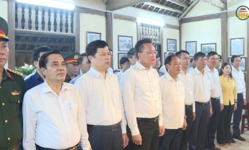 Dâng hương tưởng nhớ Chủ tịch Hồ Chí Minh