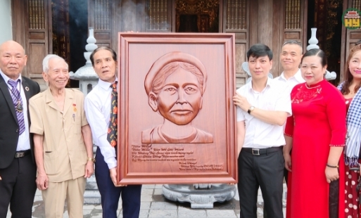 Dâng tặng chân dung thân mẫu Bác Hồ