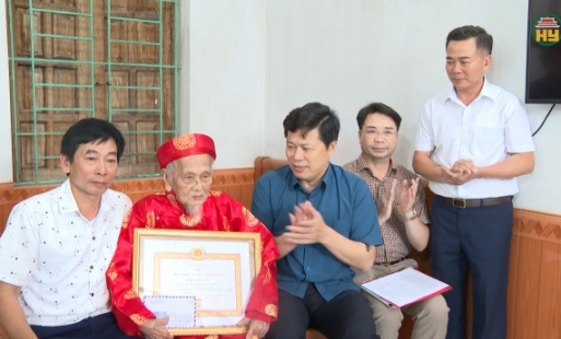 Phó Bí thư Thường trực Tỉnh ủy trao huy hiệu Đảng