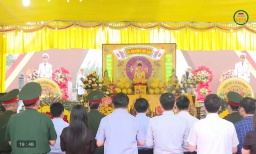 Dâng hương tưởng niệm các anh hùng liệt sĩ 