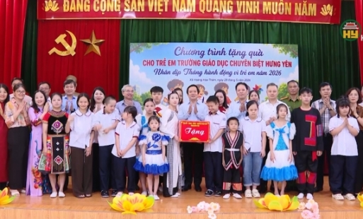 Đồng chí Bí thư Tỉnh ủy tặng quà trẻ em