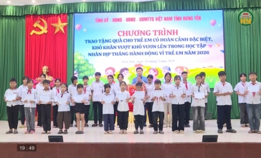 Đồng chí Phó Bí thư Thường trực Tỉnh ủy tặng quà trẻ em