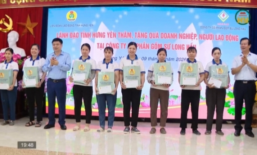 Tặng quà cho người lao động