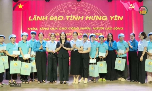 Tặng quà công nhân có hoàn cảnh khó khăn