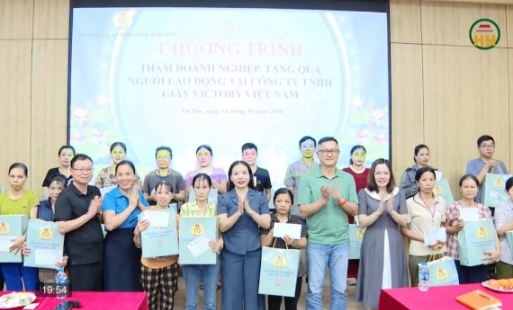 Tặng quà công nhân, người lao động