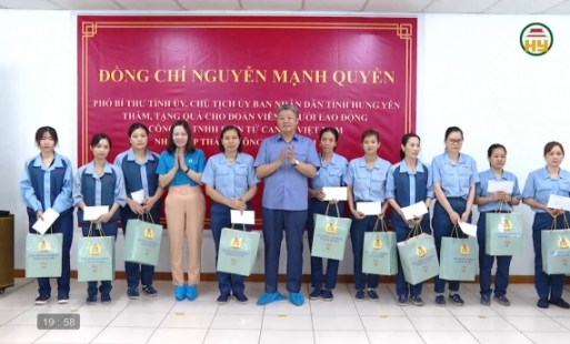 Tặng quà người lao động có hoàn cảnh khó khăn