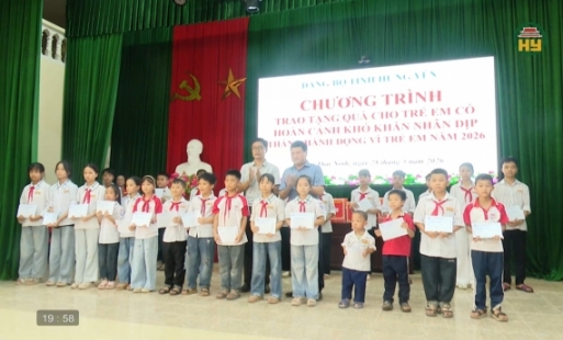 Tặng quà trẻ em có hoàn cảnh khó khăn