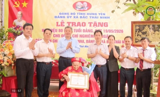 Trao Huy hiệu Đảng đợt 19/5