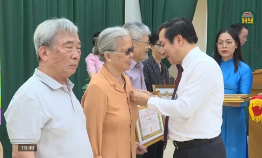 Trao huy hiệu Đảng đợt 19/5 