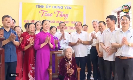Trao huy hiệu Đảng đợt 19/5 