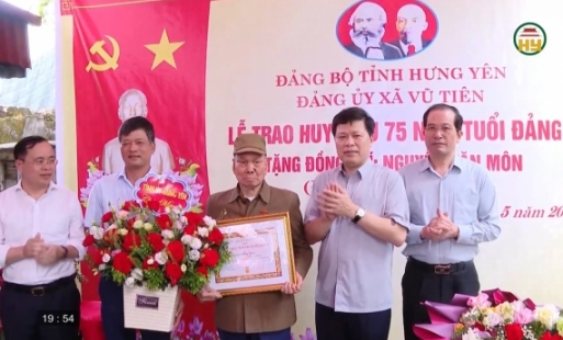Trao Huy hiệu Đảng đợt 19/5 