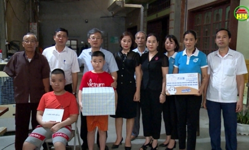 Tặng quà trẻ em mồ côi có hoàn cảnh khó khăn