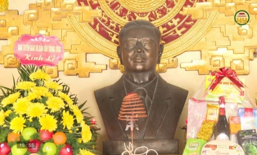 Dâng hương tưởng niệm Tổng Bí thư Nguyễn Văn Linh
