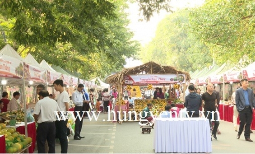 Hàng ngàn người đến với phiên chợ cam Hưng Yên ở Ecopark