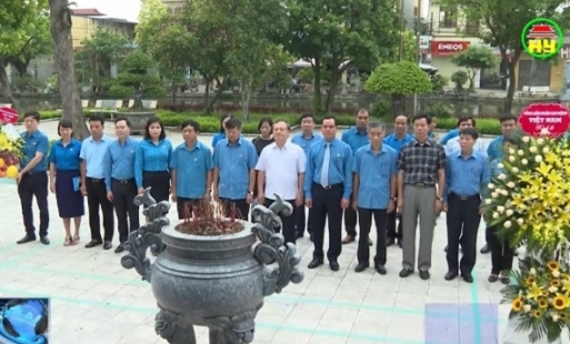 Đoàn cán bộ Tổng LĐLĐ Việt Nam dâng hương Nhà lưu niệm Tổng Bí thư Nguyễn Văn Linh