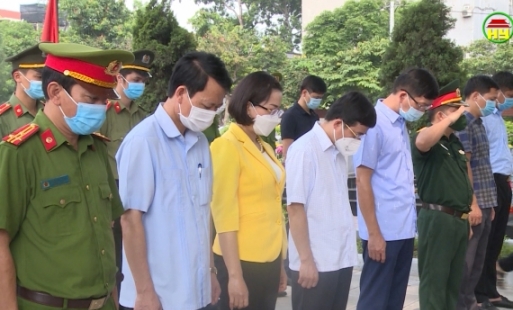 Phó Bí thư Thường trực Tỉnh ủy dâng hương viếng nghĩa trang liệt sĩ thị xã Mỹ Hào