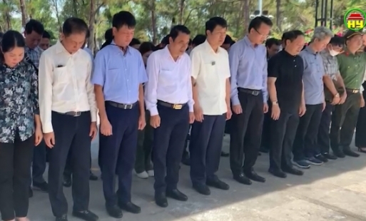 Đoàn đại biểu tỉnh viếng nghĩa trang liệt sỹ quốc gia Trường Sơn và đường 9