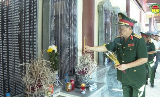 Thượng tướng Hoàng Xuân Chiến dâng hương tại huyện Kim Động