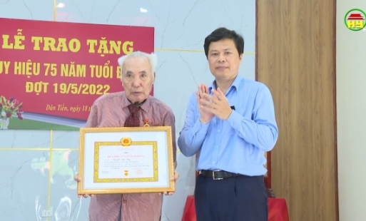 Trao huy hiệu 75 năm tuổi Đảng và tặng quà gia đình chính sách.