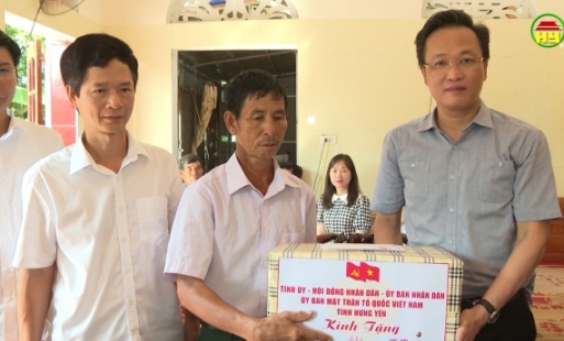 Bí thư Tỉnh uỷ Nguyễn Hữu Nghĩa thăm, tặng quà người có công, gia đình liệt sĩ tại huyện Tiên Lữ