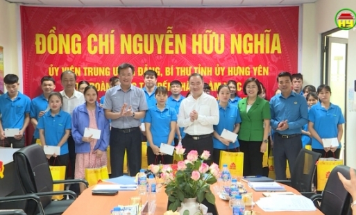 Đồng chí Bí thư Tỉnh uỷ thăm, làm việc với  doanh nghiệp và tặng quà công nhân lao động